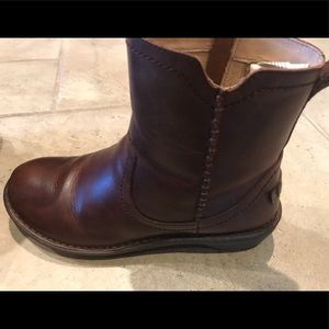 UGG Women’s Neevah Boot size 9M